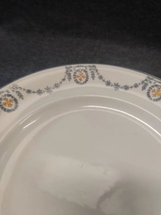 Antiguo plato con pie de porcelana