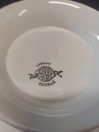 Antiguo plato con pie de porcelana