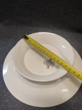Antiguo plato con pie de porcelana