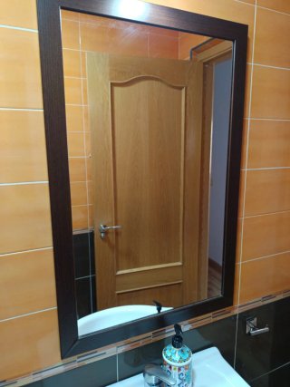 Muebles de baño con deterioro del uso.