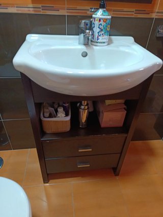 Muebles de baño con deterioro del uso.