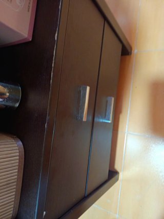 Muebles de baño con deterioro del uso.