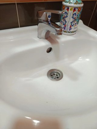 Muebles de baño con deterioro del uso.