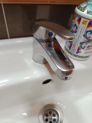 Muebles de baño con deterioro del uso.
