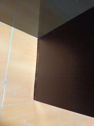 Muebles de baño con deterioro del uso.