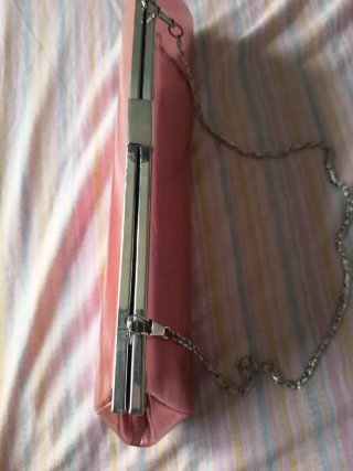 Bolso de fiesta rosa con cadena plateada