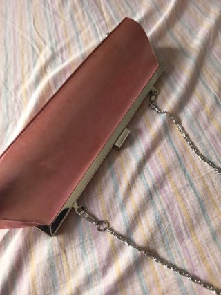 Bolso de fiesta rosa con cadena plateada