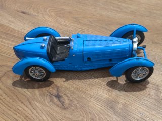 Bugatti Burago Made in Italy Azul 1/18
