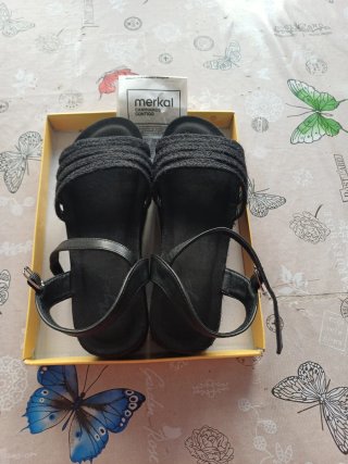 Sandalias negras de cuña