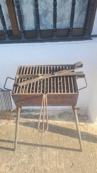 Barbacoa de hierro fundido con 2 parrillas
