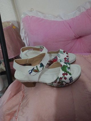 Sandalias blancas con estampado floral