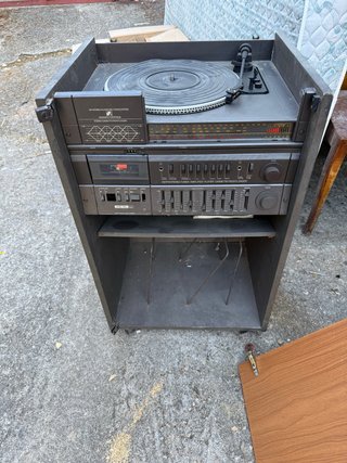 Tocadiscos antiguo con radio y casete