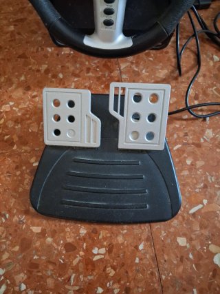Volante Speedlink para PS2 con pedales