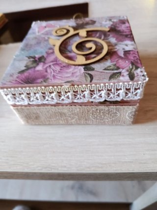 Caja de madera decorada a mano