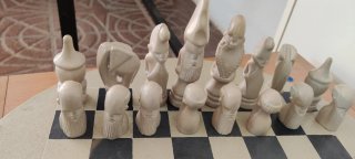 Tablero de ajedrez artesanal con figuras