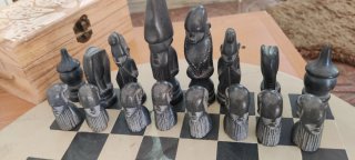 Tablero de ajedrez artesanal con figuras