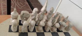 Tablero de ajedrez artesanal con figuras