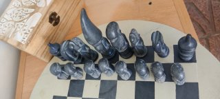 Tablero de ajedrez artesanal con figuras