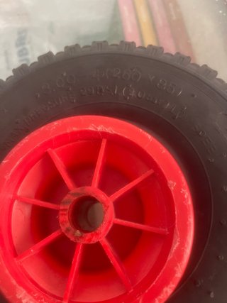 Rueda de carretilla con llanta roja
