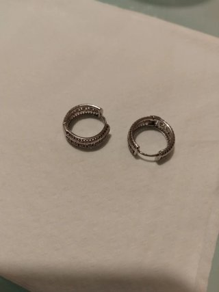 Pendientes de aro plateados con detalles