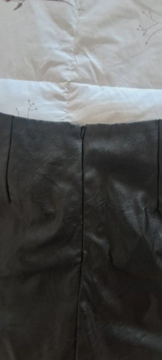 Pantalón corto efecto piel con botones