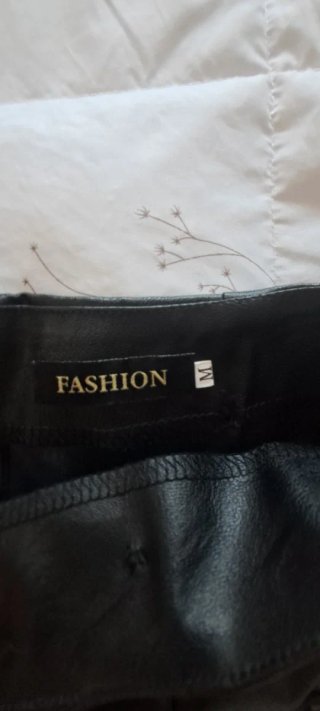Pantalón corto efecto piel con botones