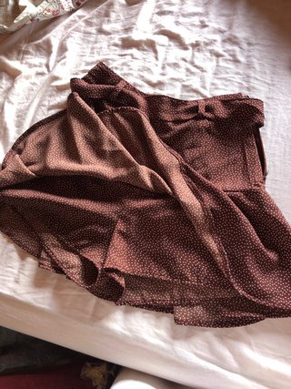 Falda marrón con lunares blancos