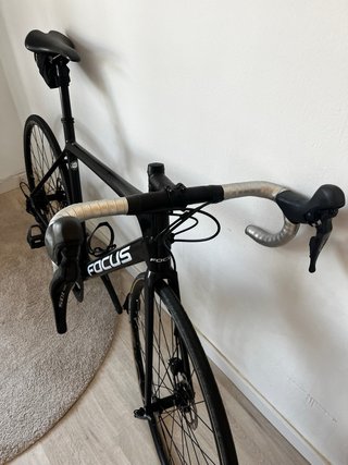 Bici carretera Focus Izalco Race Disc 9.8 Carbono