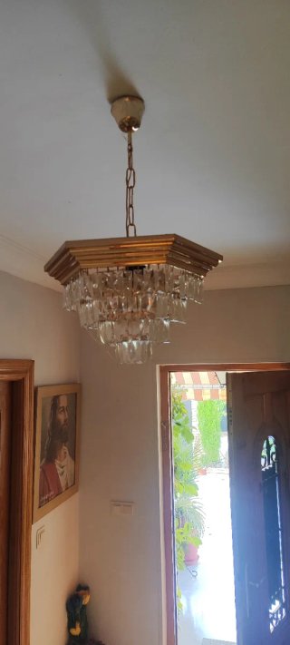 2 Lámparas de techo doradas con cristales.