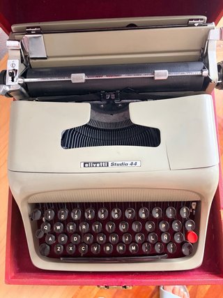 Máquina de escribir Olivetti Studio 44