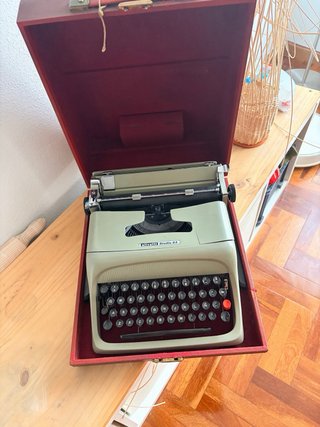 Máquina de escribir Olivetti Studio 44