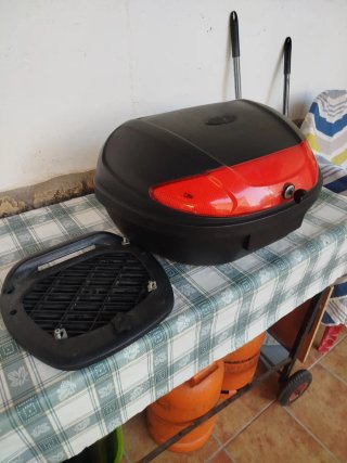 Maleta Baúl Moto 65L Negra con Luz Roja