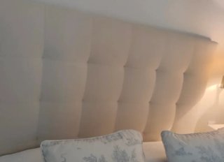 Cabecero tapizado beige para camas de 135 cm