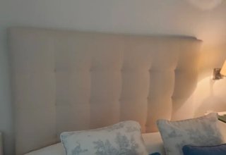 Cabecero tapizado beige para camas de 135 cm