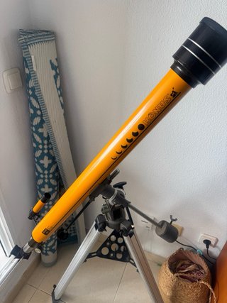 Telescopio naranja con trípode,