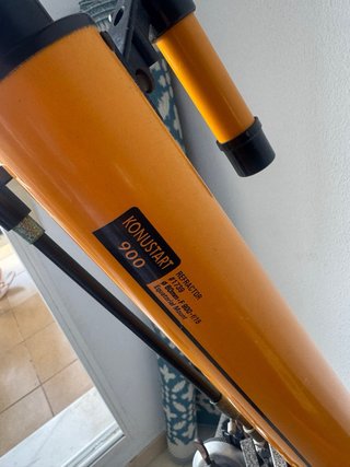 Telescopio naranja con trípode,