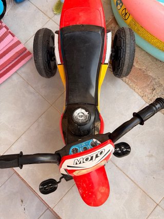 Moto infantil a pedales con música