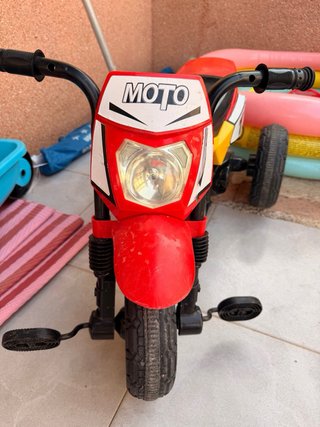 Moto infantil a pedales con música