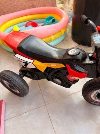 Moto infantil a pedales con música