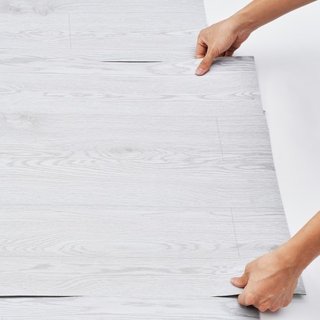 Azulejos de Vinilo Autoadhesivos 390 x 23.6 pulgadas, 1.5mm de Grosor, Peel & Stick, Diseño de Madera Gris Claro para Suelos de Cocina, Comedor, Dormitorios y Baños, Fácil para Decoración del Hogar