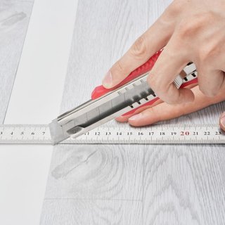 Azulejos de Vinilo Autoadhesivos 390 x 23.6 pulgadas, 1.5mm de Grosor, Peel & Stick, Diseño de Madera Gris Claro para Suelos de Cocina, Comedor, Dormitorios y Baños, Fácil para Decoración del Hogar