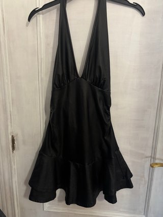 Vestido negro escotado