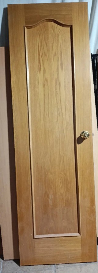 Puerta de madera con pomo dorado