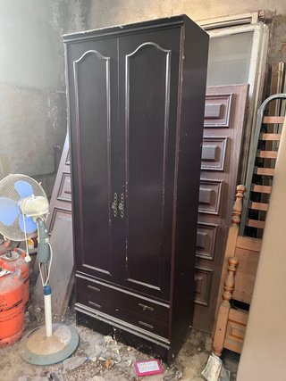 Armario de madera oscuro con cajones