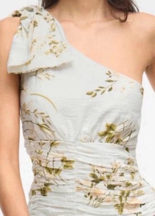 Vestido de fiesta floral de un hombro