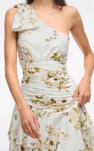 Vestido de fiesta floral de un hombro