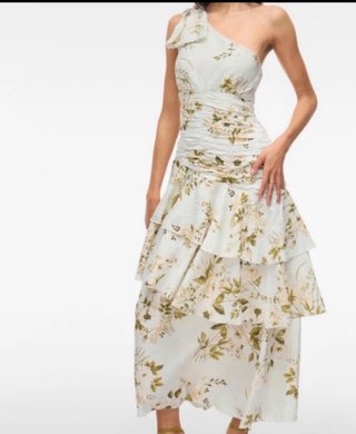 Vestido de fiesta floral de un hombro