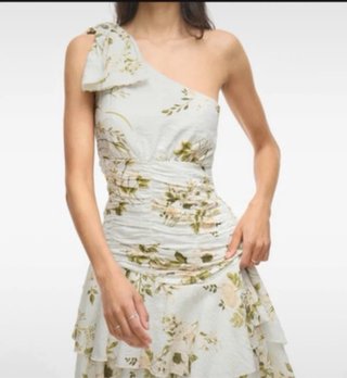 Vestido de fiesta floral de un hombro
