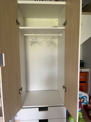Armario blanco y madera con cajones