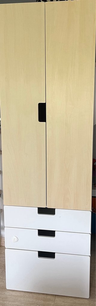 Armario blanco y madera con cajones